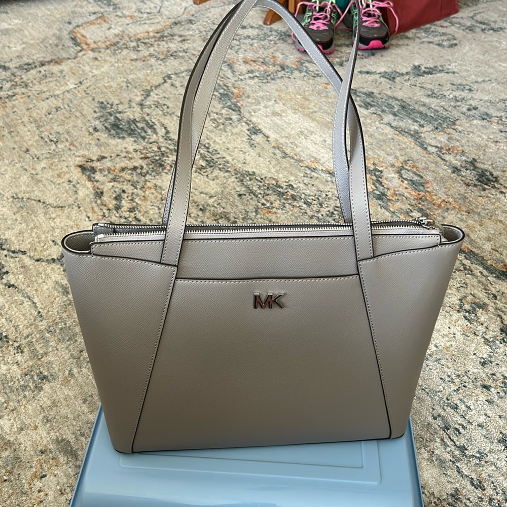 Michael Kors gray Maddie shoulder bag measures 11 x 13 x 4 1/2 - Picture 1 of 10
